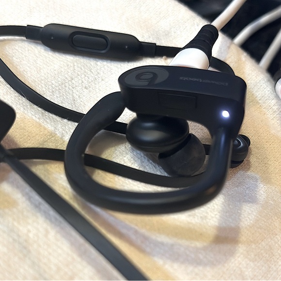 Gently used - Black Powerbeats3 (Beats by Dr Dre) - Picture 3 of 7